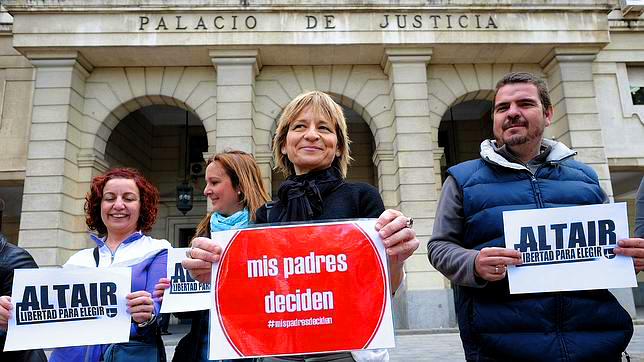 Demonstrators in favor of differentiated education in front of the Palace of Justice.