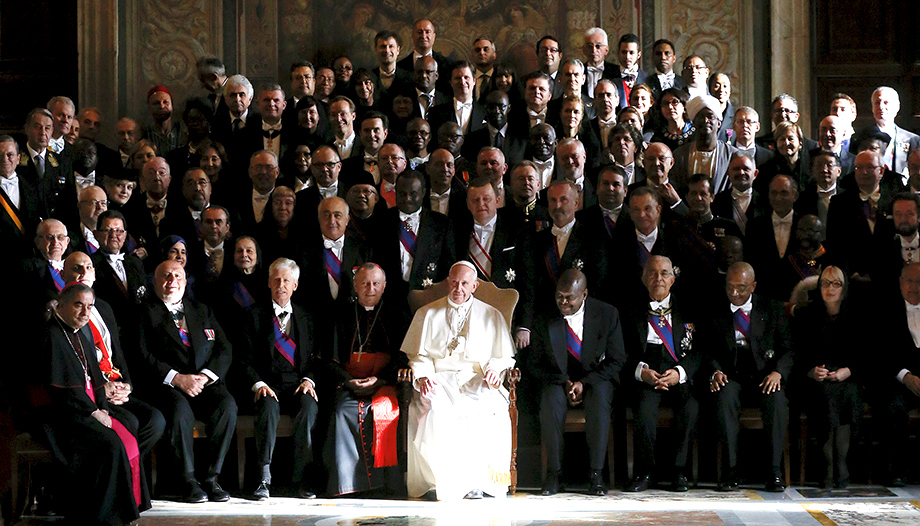 El Papa Francisco con embajadores de todo el mundo en el Vaticano.