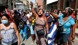 Demonstranci na Kubie.