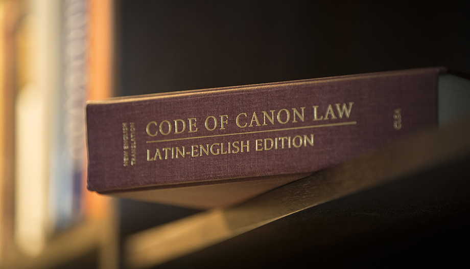Libro de derecho canónico.