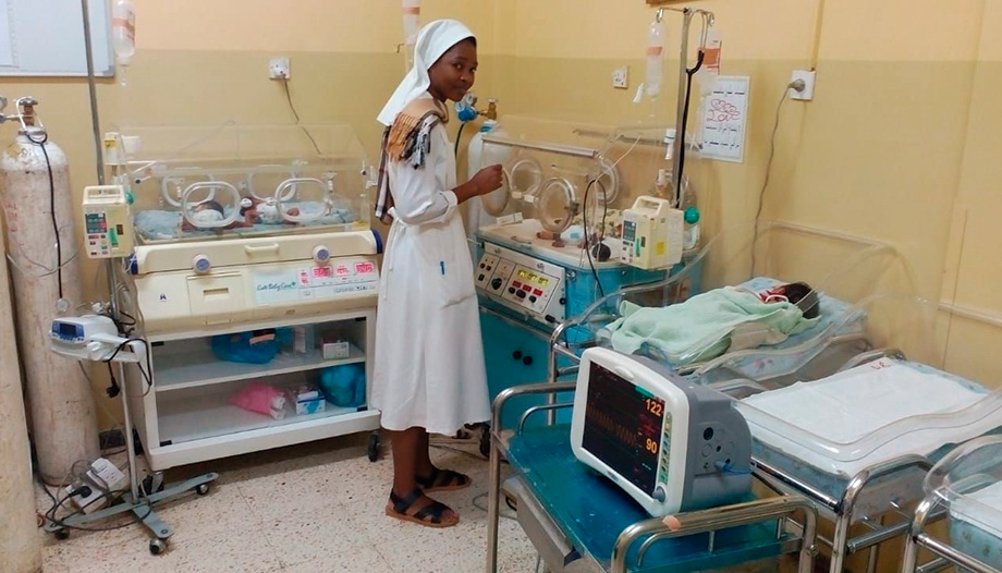 Una religiosa en un hospital de Sudán.