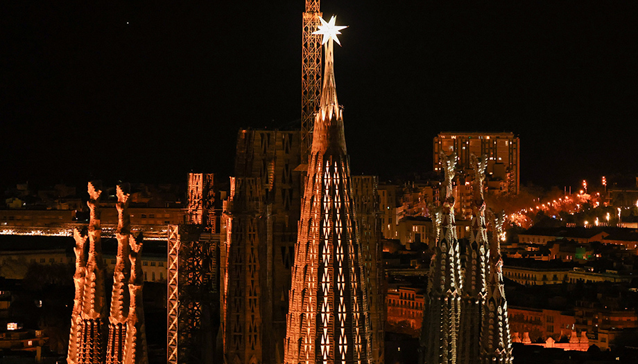 torre sagrada familia barcelona estrella