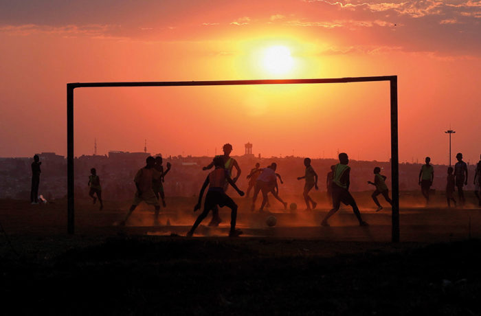 Des garçons jouant au football en Afrique du Sud.