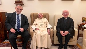 Papst Benedikt XVI. mit Ratzinger-Preisträger Weiler