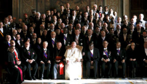 Papa Francesco con gli ambasciatori di tutto il mondo in Vaticano.