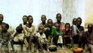 Afrikanische Kinder warten auf Essen.