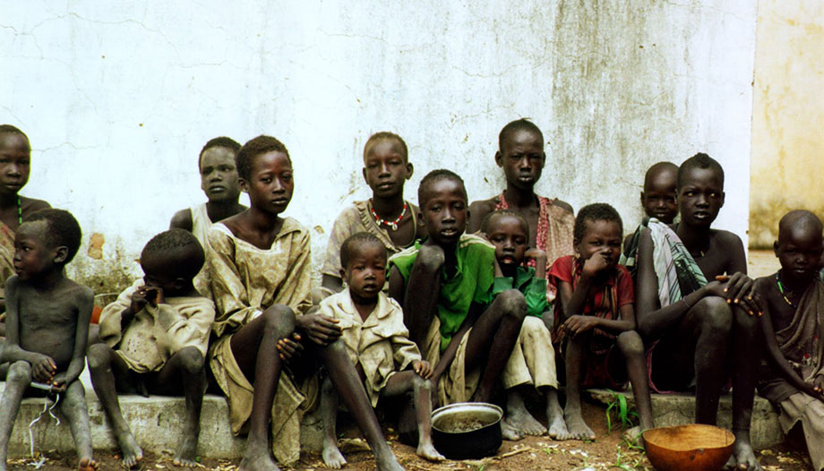 Niños africanos esperando a la comida.