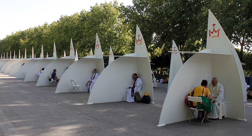 Confesionarios en el Paseo de Coches del Retiro durante la JMJ de Madrid. 