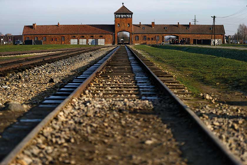 Acceso al campo de concentración de Auschwitz.
