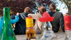 Giovani di spalle davanti a un botellón.