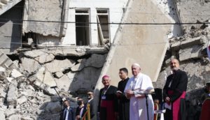 il papa tra le rovine di mosul