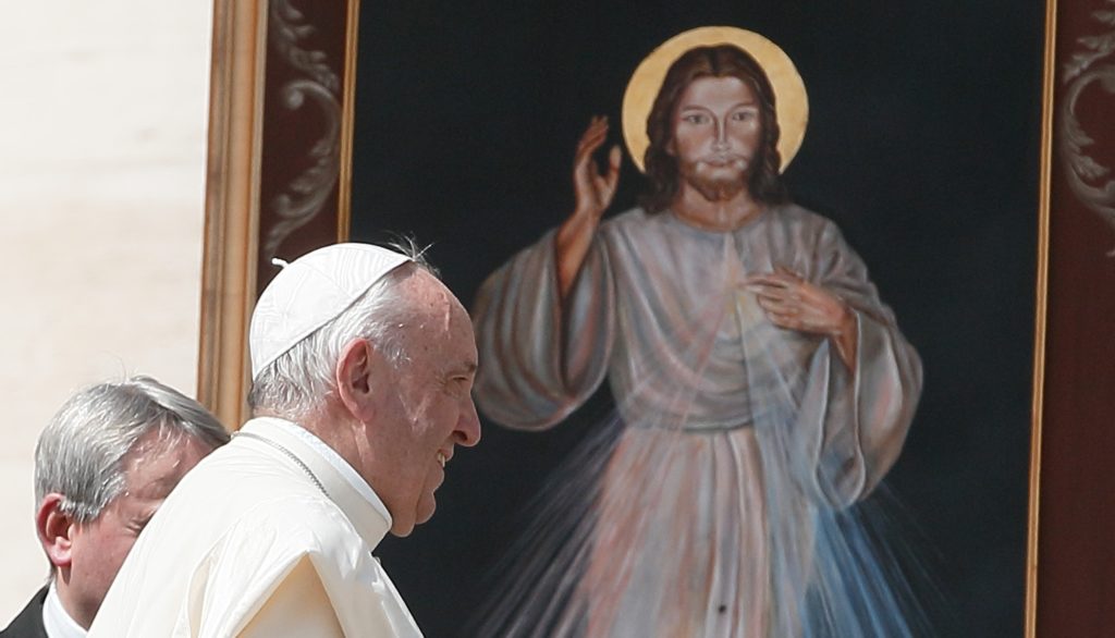 papież przewodniczy mszy o Bożym Miłosierdziu