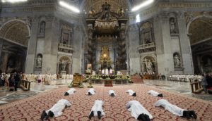 il papa ordina sacerdoti