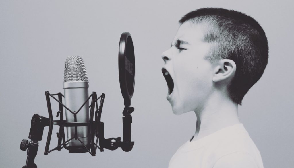 un niño canta frente a un micrófono