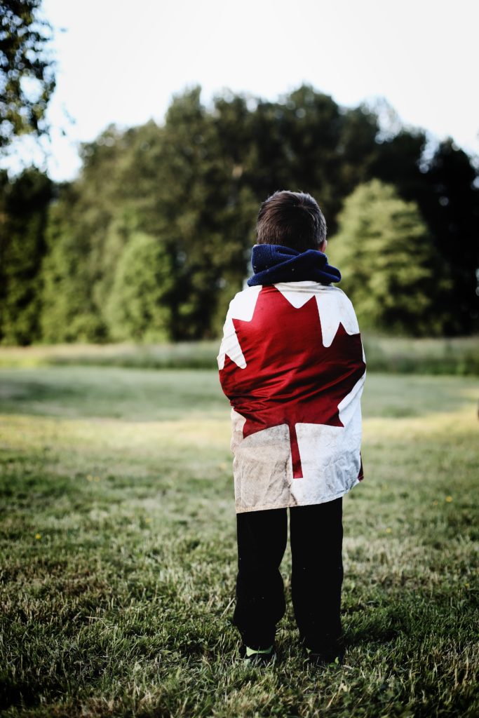 niño con la bandera de Canada