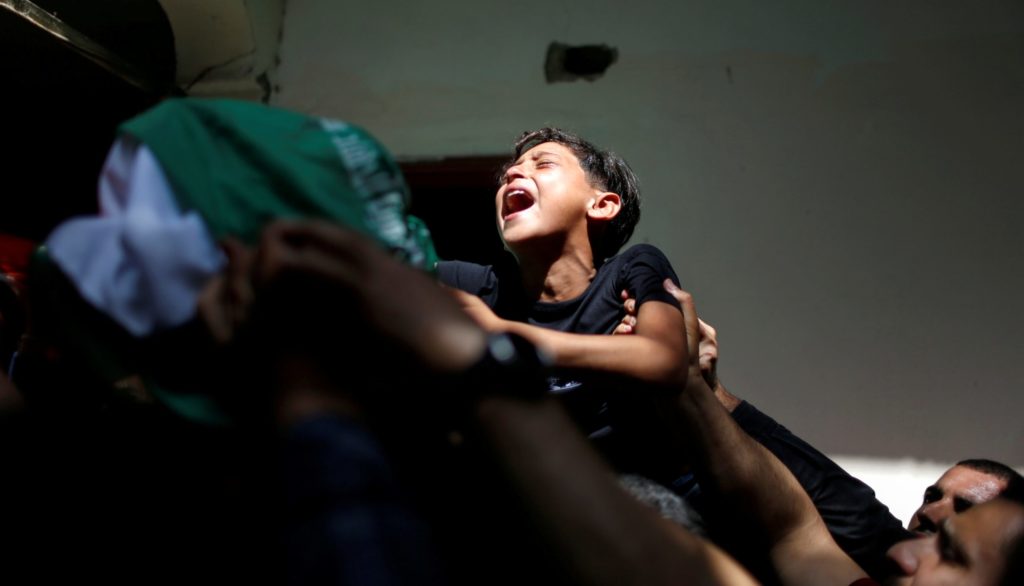 niño palestino llora la muerte de su hermano