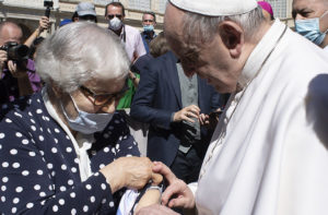 publikum papst überlebendenlager