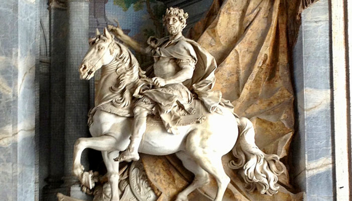 Statue de Charlemagne dans le portique de Saint-Pierre