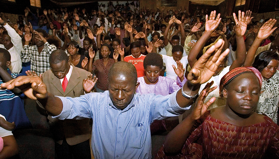 Personas africanas rezando.
