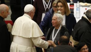 il papa con i poveri