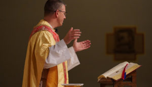 sacerdote celebrando