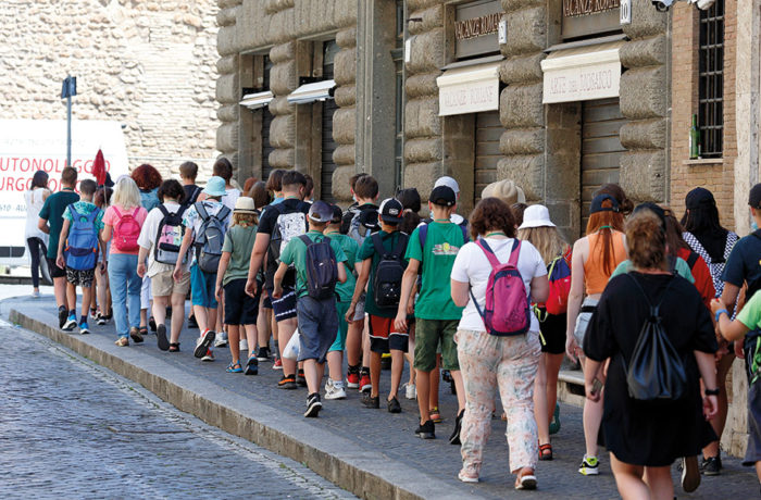 Eine große Gruppe von Touristen geht in der Nähe des Vatikans spazieren.