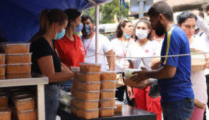 Voluntários da Cáritas.