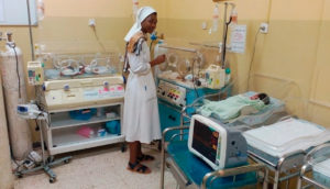 Una suora in un ospedale del Sudan.