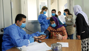 Uma mulher iraquiana deslocada recebe cuidados médicos num campo em Dahuk, Iraque.