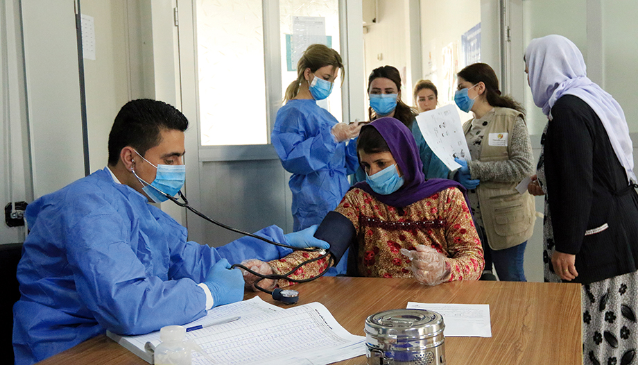 Una mujer iraquí desplazada recibe atención médica en un campo de Dahuk (Iraq)