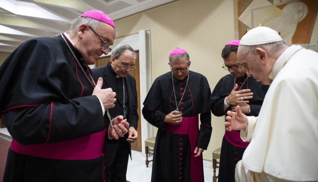 il papa prega per gli abusi