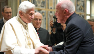 Benoît XVI salue Brian E. Daley lors de l'édition 2012, la dernière qu'il a présidée personnellement.