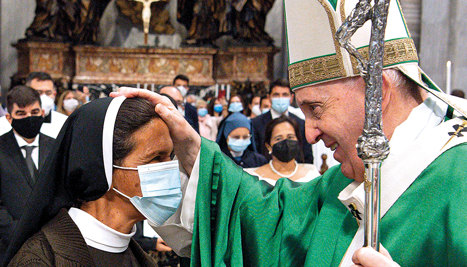 O Papa Francisco abençoa a Irmã Gloria Cecilia.