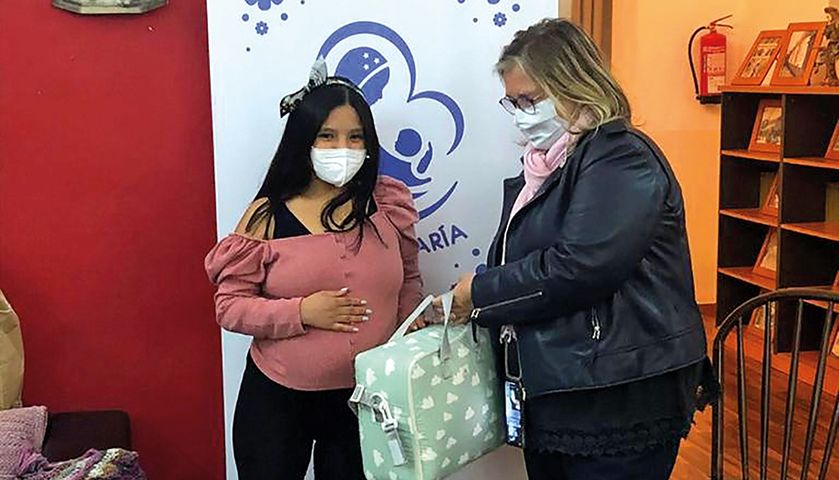 Elvira Casas junto a una chica embarazada.