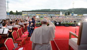 El Papa saluda a los jóvenes en el Estadio Lokomotiva en Košice, Eslovaquia.