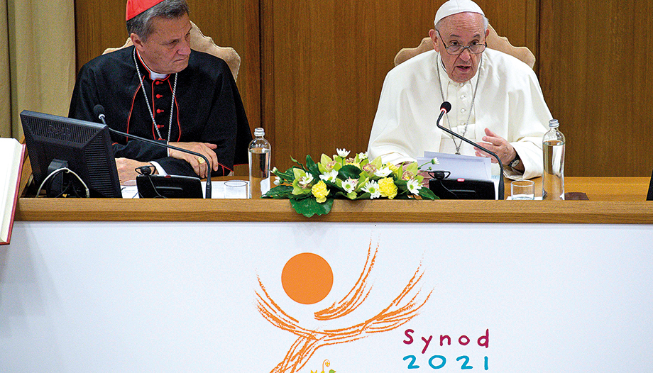 Der Papst spricht während des Treffens mit den Bischöfen.