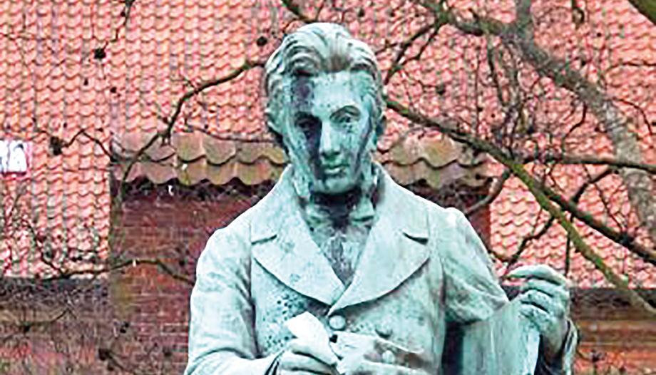 Estatua de Søren Kierkegaard en el jardín de la Biblioteca Real de Copenhague.