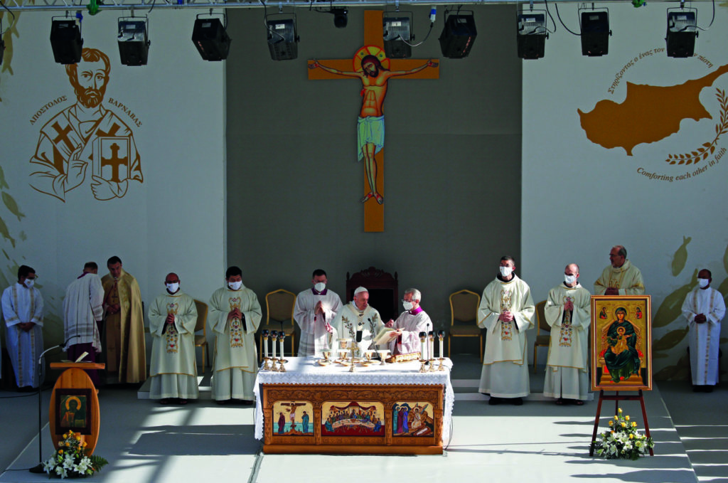 Der Papst zelebriert die Messe im GSP-Stadion in Nikosia, Zypern.