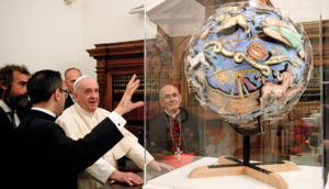 Le Pape François dans la Bibliothèque Apostolique du Vatican.