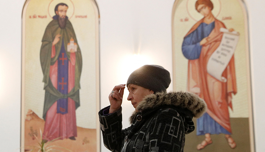 mujer catedral ucrania