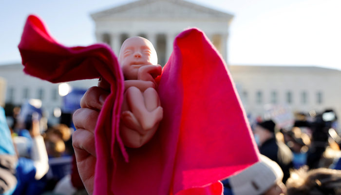 Aborcja w USA: kto ją ułatwia, a kto broni życia?