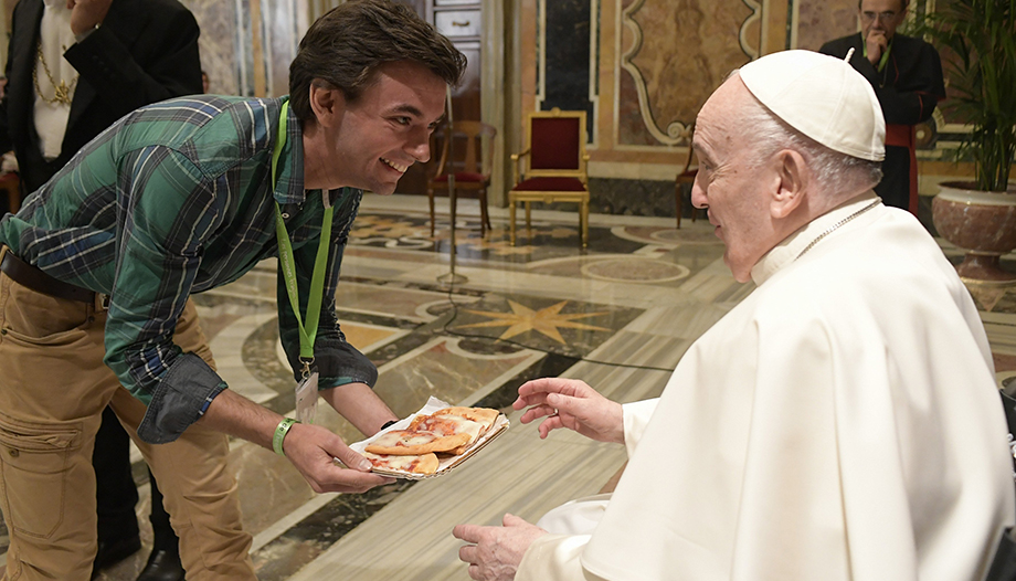El Papa hace dos horas de rehabilitación y usa bastón