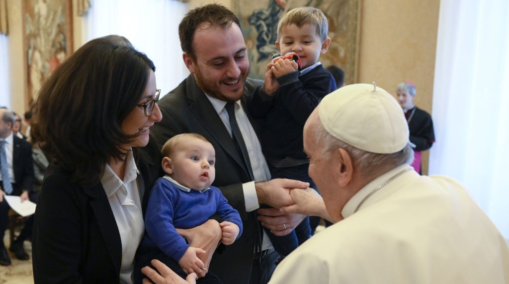 Papież Franciszek z dziećmi