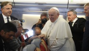 Le pape avec des journalistes