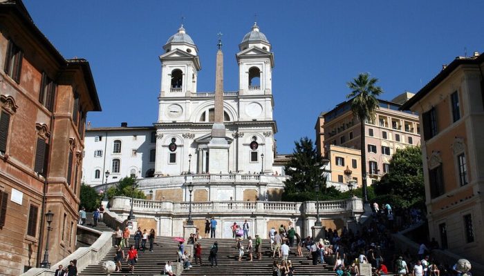 Invitación a visitar la iglesia Trinità dei Monti - Omnes