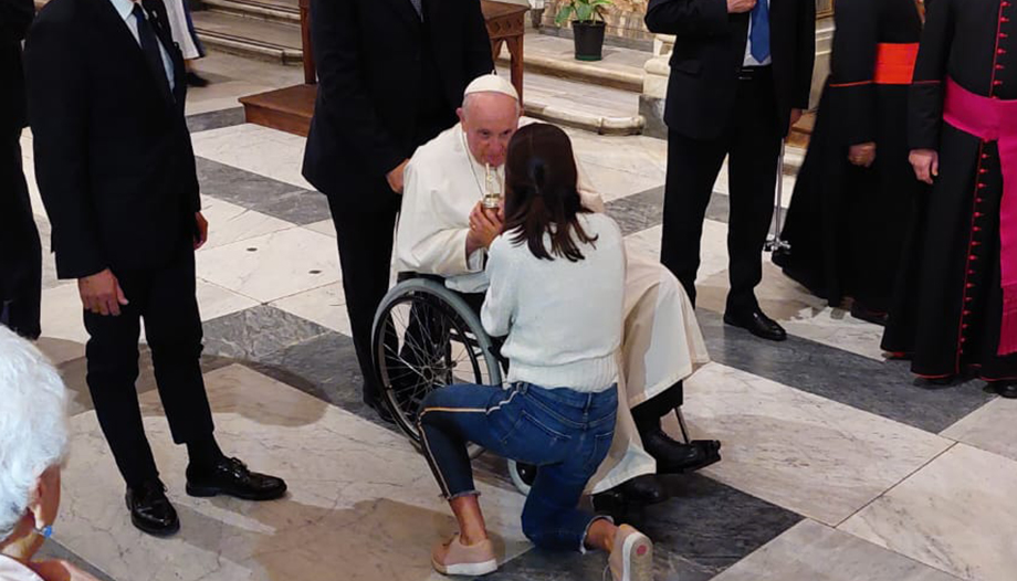 Victoria, the young woman who invites the Pope to mate