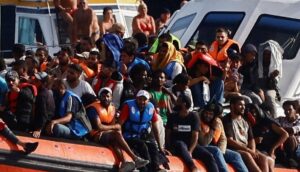 Migrantes chegam a Lampedusa em 2023