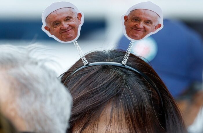 Un originale copricapo per aspettare il Papa