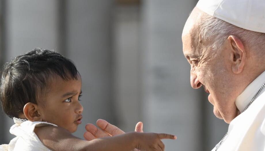 Pope blesses a child on September 18, 2024