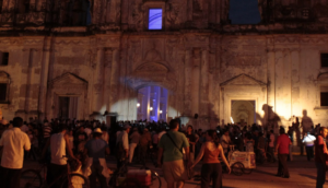 Celebração em frente à Catedral de León, Nicarágua, em abril de 2024